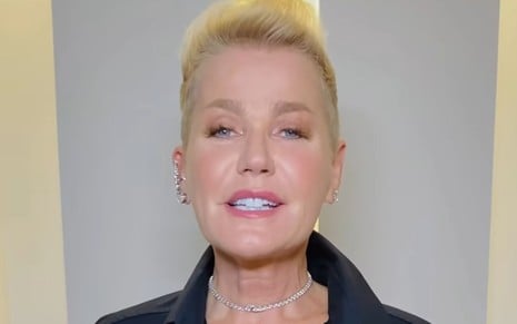 Xuxa Meneghel com camisa preta e colar