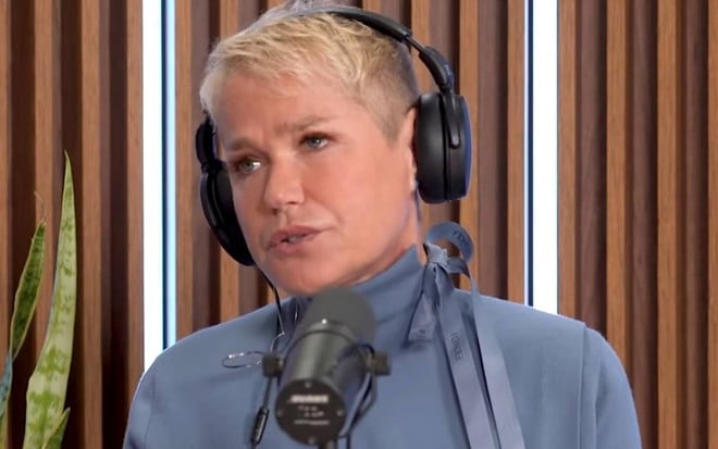 Xuxa Meneghel tem expressão triste durante participação em podcast