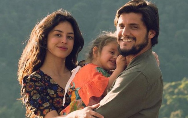 Ao lado de Yanna Lavigne, o ator Bruno Gissoni segura a filha do casal, Madalena, no colo