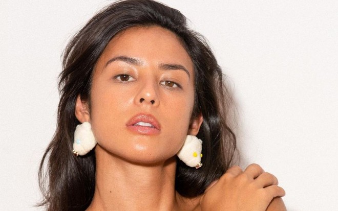 Yanna Lavigne sem blusa em foto publicada no Instagram