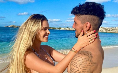 Yasmin Brunet coloca as mãos no rosto de Gabriel Medina em foto publicada no Instagram; eles estão na praia