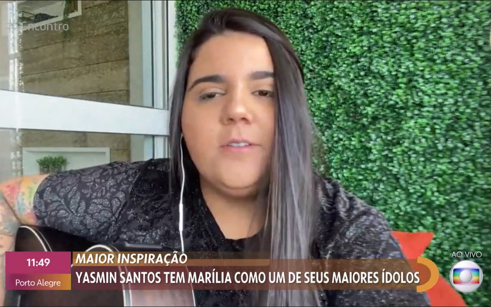 Cantora Yasmin Santos em entrevista no programa Encontro com Fátima Bernardes, com expressão séria, por chamada de vídeo