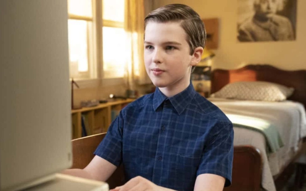 Iain Armitage usa o computador em cena da 4ª temporada de Young Sheldon