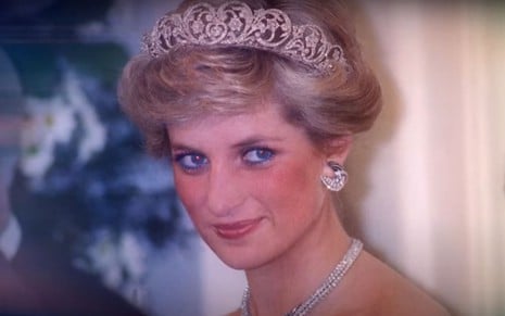 Foto da princesa Diana sorrindo, vestindo brincos, colar e coroa, em cena do documentário Princess Diana: Her Life, Her Death, The Truth, da CBS