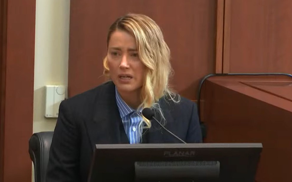 Amber Heard segura as lágrimas no tribunal