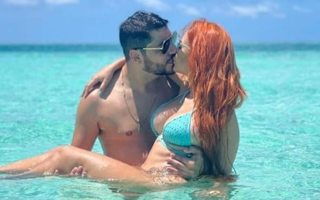 Imagem de Yugnir Ângelo e Mirela Janis se beijando no mar