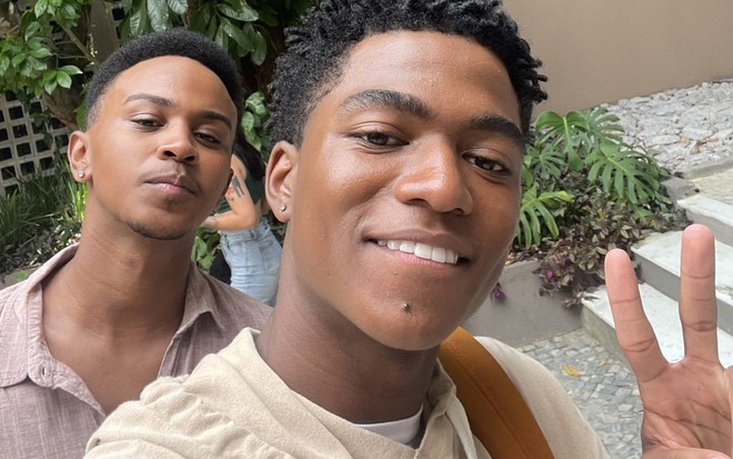 Nos bastidores de Vai na Fé, Jean Paulo Campos e Guthierry Sotero fazem uma selfie
