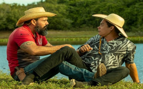 Silvero Pereira como Zaquieu e Juliano Cazarré como Alcides gravam cena de Pantanal