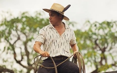 Silvero Pereira grava cena como Zaquieu em Pantanal