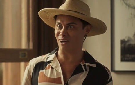 Silvero Pereira com expressão de surpresa em cena como Zaquieu da novela Pantanal