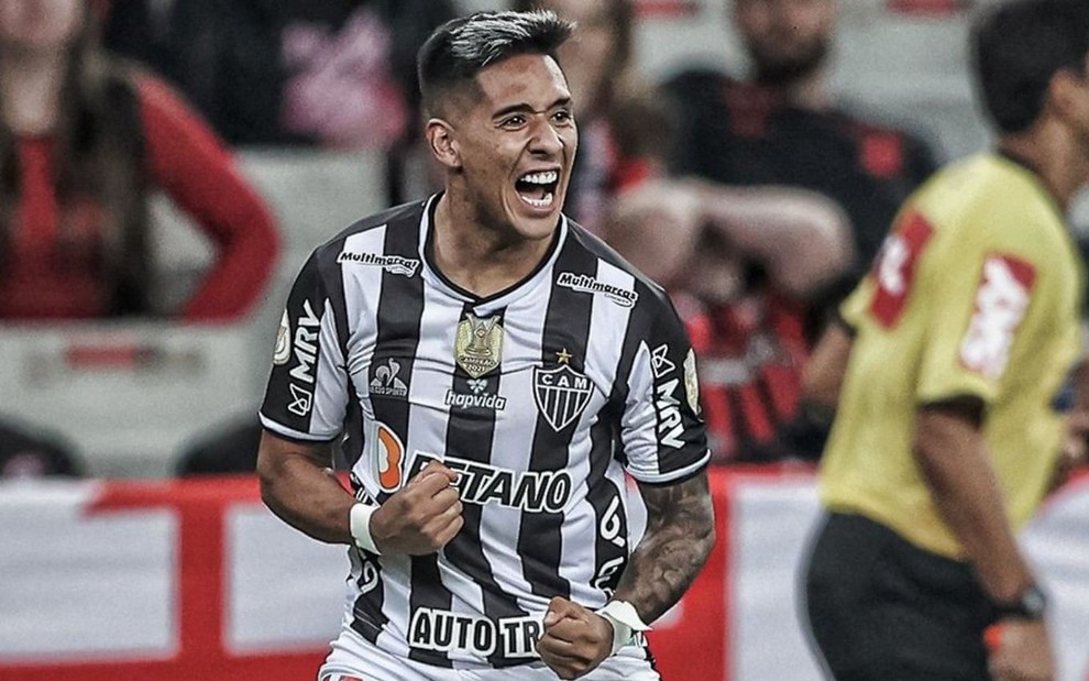 Zaracho, do Atlético-MG, comemora gol pelo clube com uniforme listrado preto e branco