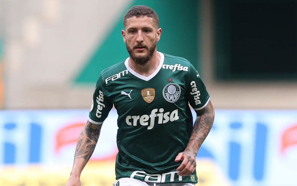 Zé Rafael, do Palmeiras, joga com uniforme inteiro verde