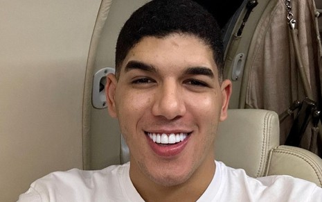 Zé Vaqueiro está sorrindo, em selfie publicada nas redes sociais