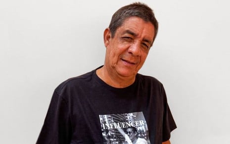 Imagem de Zeca Pagodinho usando uma camiseta preta com foto sua estampada