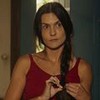Paula Barbosa usa uma trança de lado em cena como Zefa na novela Pantanal