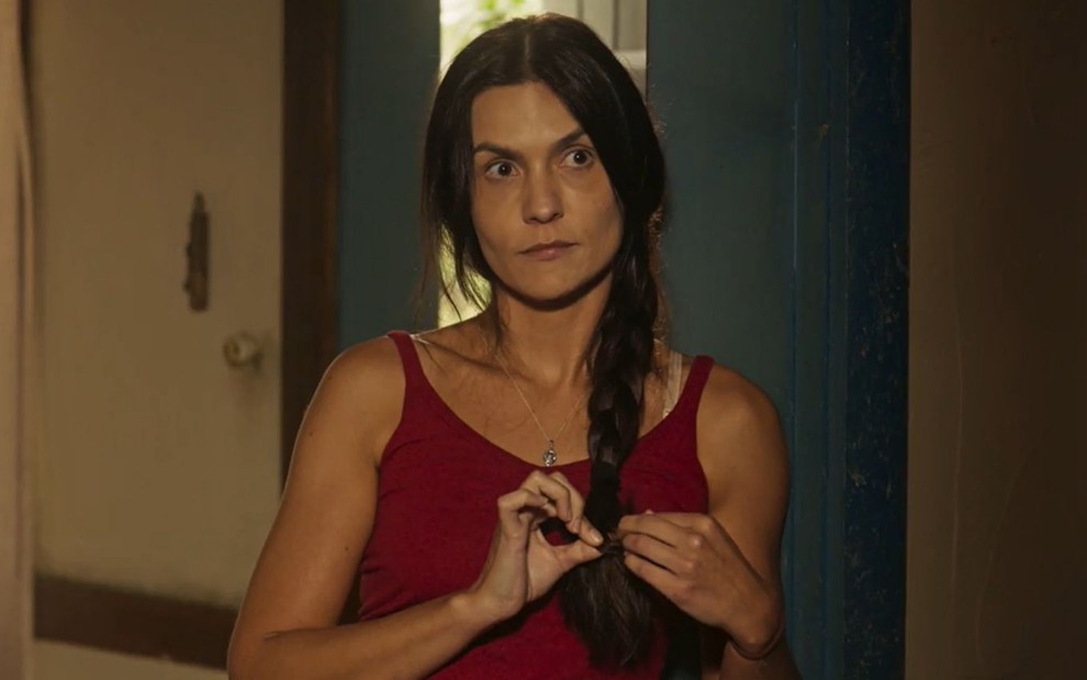 Paula Barbosa usa uma trança de lado em cena como Zefa na novela Pantanal