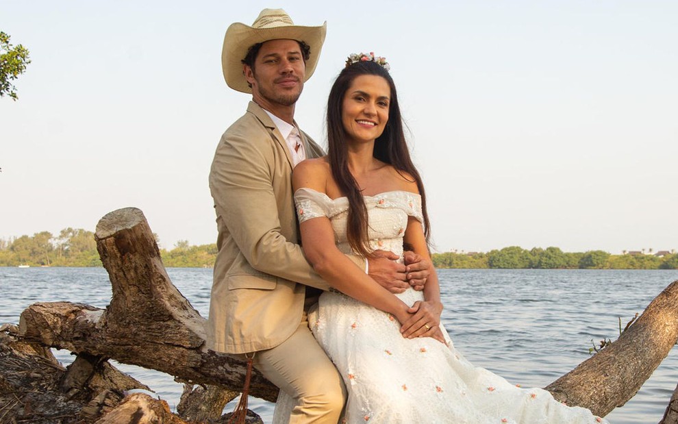 Paula Barbosa está vestida de noiva e José Loreto de noivo, em cena de Pantanal