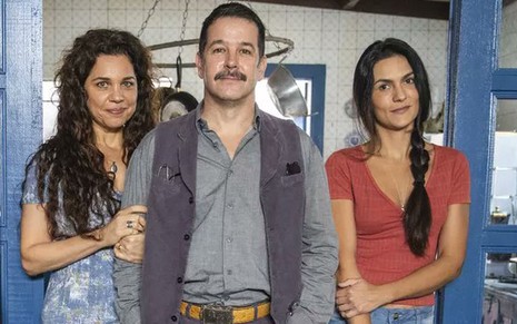Isabel Teixeira, Murilo Benício e Paula Barbosa, caracterizados como seus personagens em Pantanal, posam juntos para foto de divulgação da novela das nove da Globo