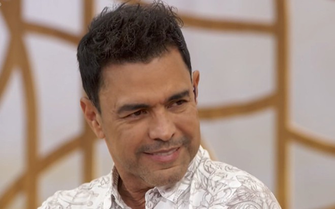 O cantor Zezé Di Camargo em participação no Encontro, com leve sorriso