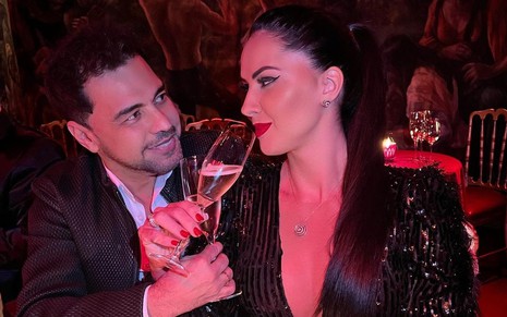 Zezé Di Camargo e Graciele Lacerda brindam com champanhe em foto no Instagram