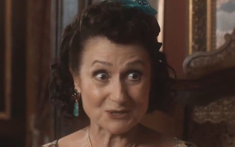 Zezé Polessa com expressão animada em cena da novela Amor Perfeito