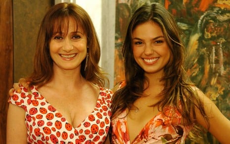 Zezé Polessa e Isis Valverde posam sorridentes para foto nos bastidores da novela Beleza Pura (2008)