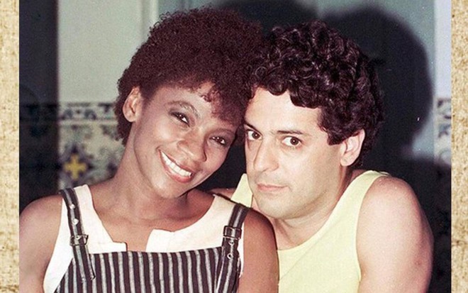 Atores Zezé Motta e Marcos Paulo posam juntos e sorriem para foto