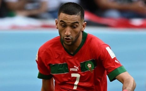 Hakim Ziyech, do Marrocos, em campo com uniforme vermelho com detalhes verdes