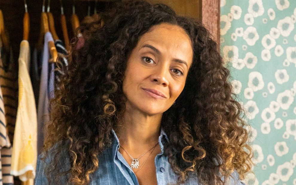 Aline Borges com os cabelos soltos em foto caracterizada como Zuleica na novela Pantanal