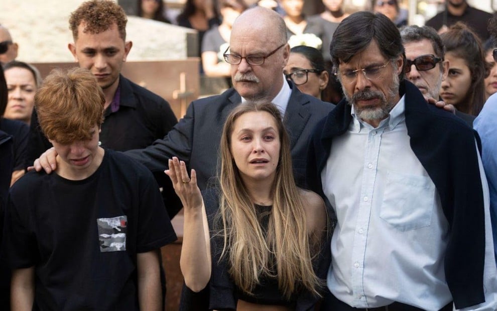 Carla Diaz chorando em cena de A Menina Que Matou os Pais - A Confissão