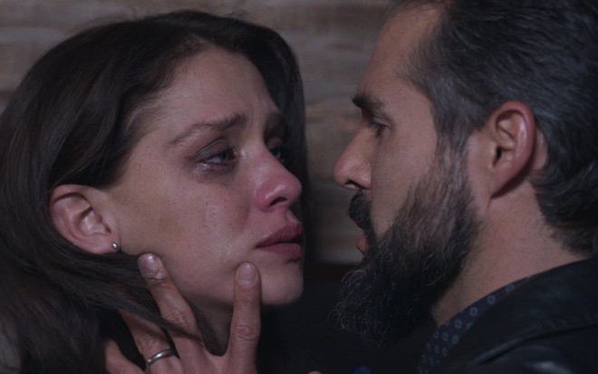 Carolina Miranda e José Ron em cena da primeira temporada da série A Mulher do Diabo