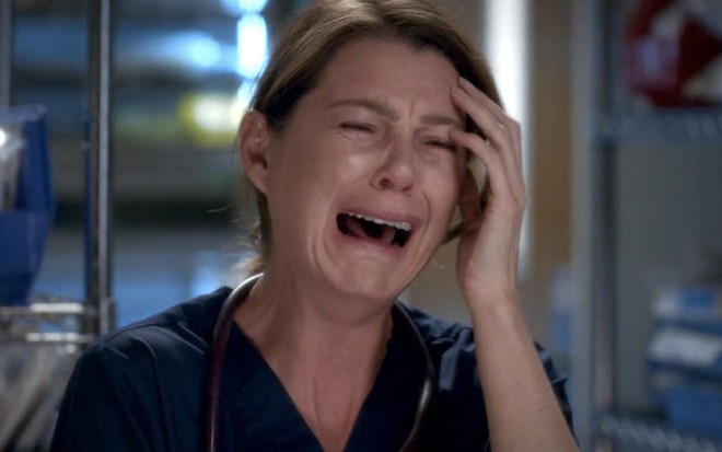 Ellen Pompeo chora em cena de Grey's Anatomy