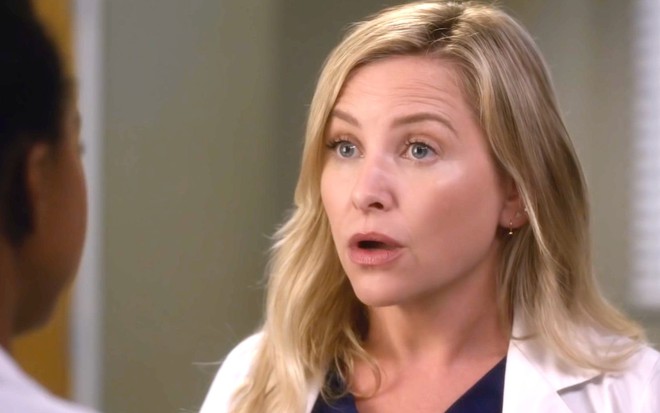 Jessica Capshaw tem expressão de choque em cena de Grey's Anatomy