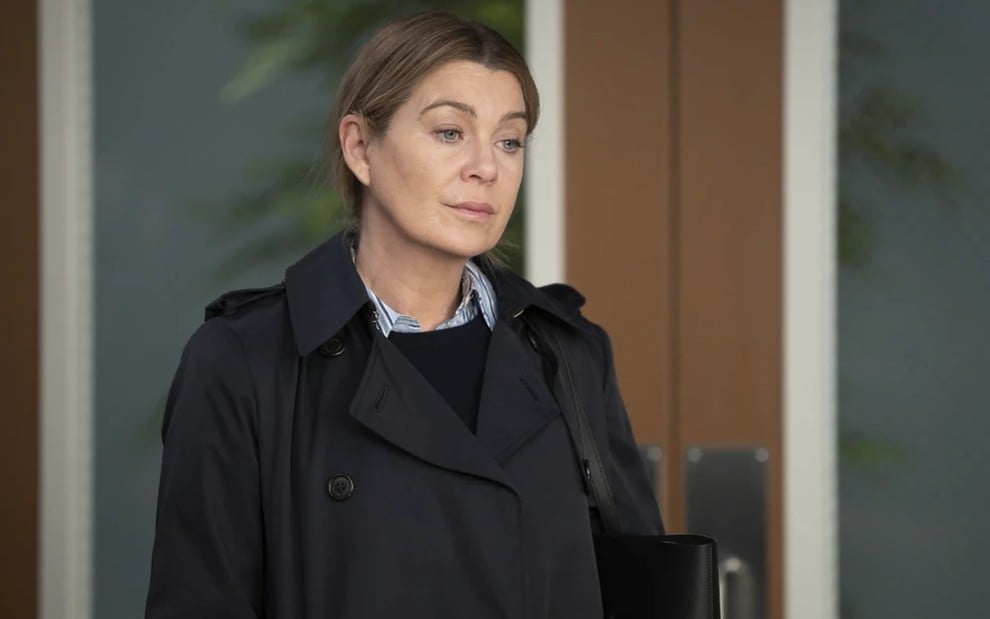 Ellen Pompeo tem expressão contrariada em cena de Grey's Anatomy