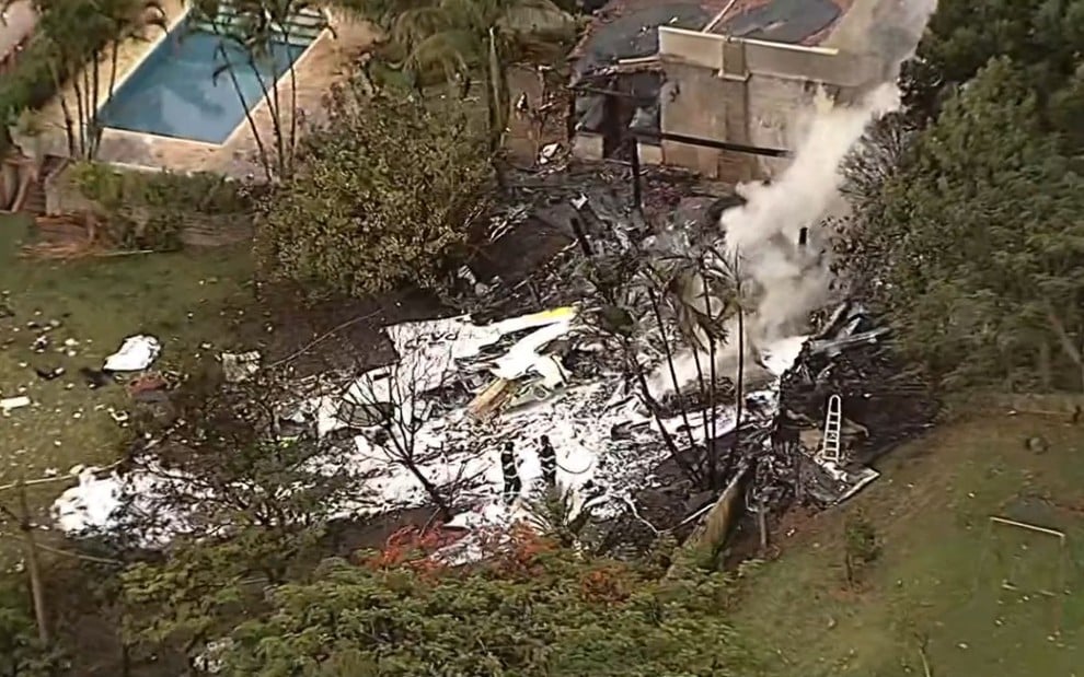 Jornal Hoje, da Globo, mostra imagens de aeronave destroçada após queda nesta sexta (9)