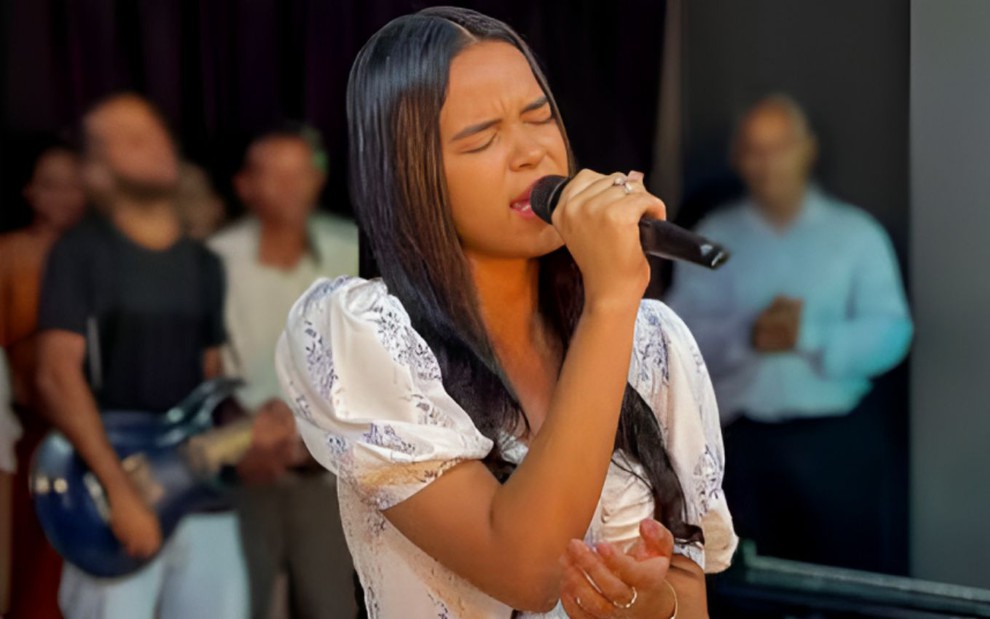 A cantora gospel Aclécia Silva cantando em uma igreja