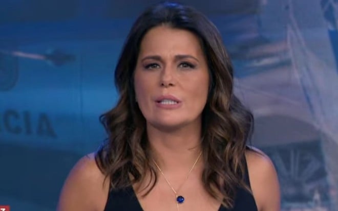 A apresentadora Adriana Araujo durante o Jornal da Band na noite desta segunda (19)