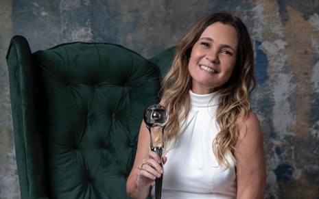 Adriana Esteves posa com troféu do Melhores do Ano por trabalho na série Os Outros