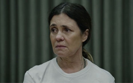 Adriana Esteves com expressão de choro em cena do primeiro episódio da 2ª temporada da série Os Outros