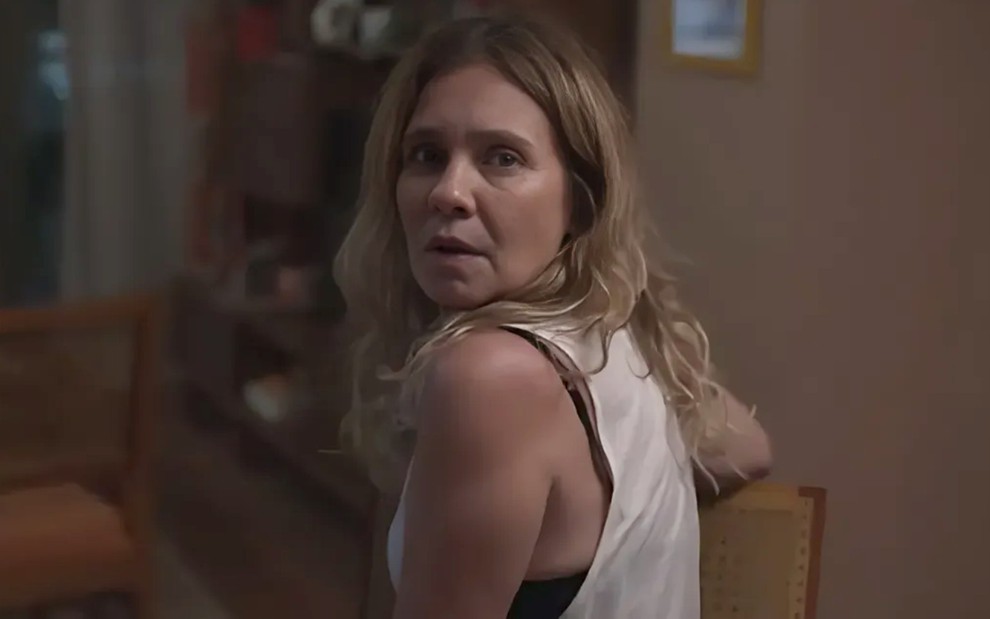 A atriz Adriana Esteves com expressão assustada em cena da série Os Outros