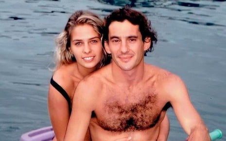 Adriane Galisteu e Ayrton Senna posam para foto com um mar ao fundo