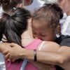 Mulheres choram e se abraçam em cena da série documental #AvisaQuandoChegar