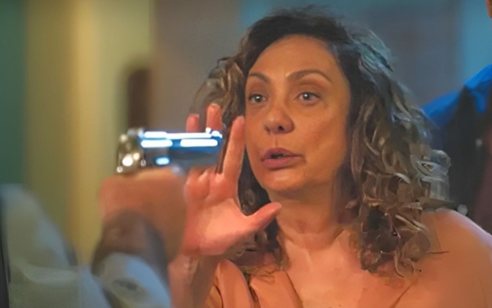 Agatha (Eliane Giardini) está na mira de um revólver em cena da novela Terra e Paixão