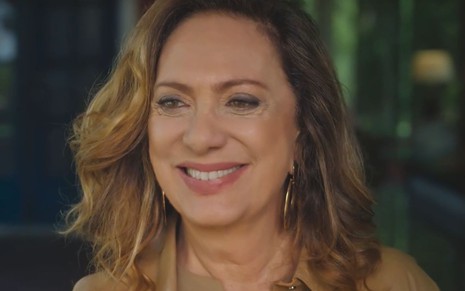 Eliane Giardini sorri em cena da novela Terra e Paixão
