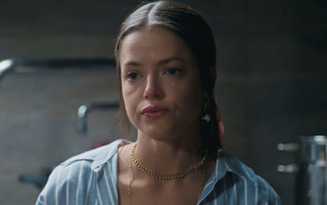 Luma (Agatha Moreira) chora em cena da novela Mania de Você