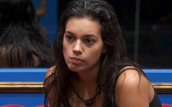 Alane Dias com expressão emburrada no BBB 24