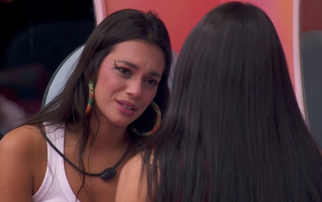 Alane Dias conversa com Isabelle Nogueira, que está de costas na imagem, no quarto fada do BBB 24