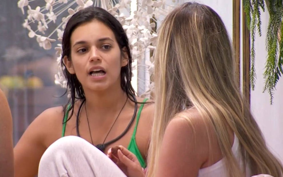 Foto mostra Alane falando com Yasmin Brunet no BBB 24