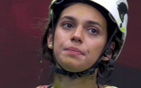 Alane Dias está com um capacete em Prova do Líder do BBB 24