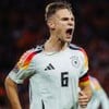 Kimmich, da Alemanha, veste uniforme branco com detalhes em preto, vermelho e amarelo